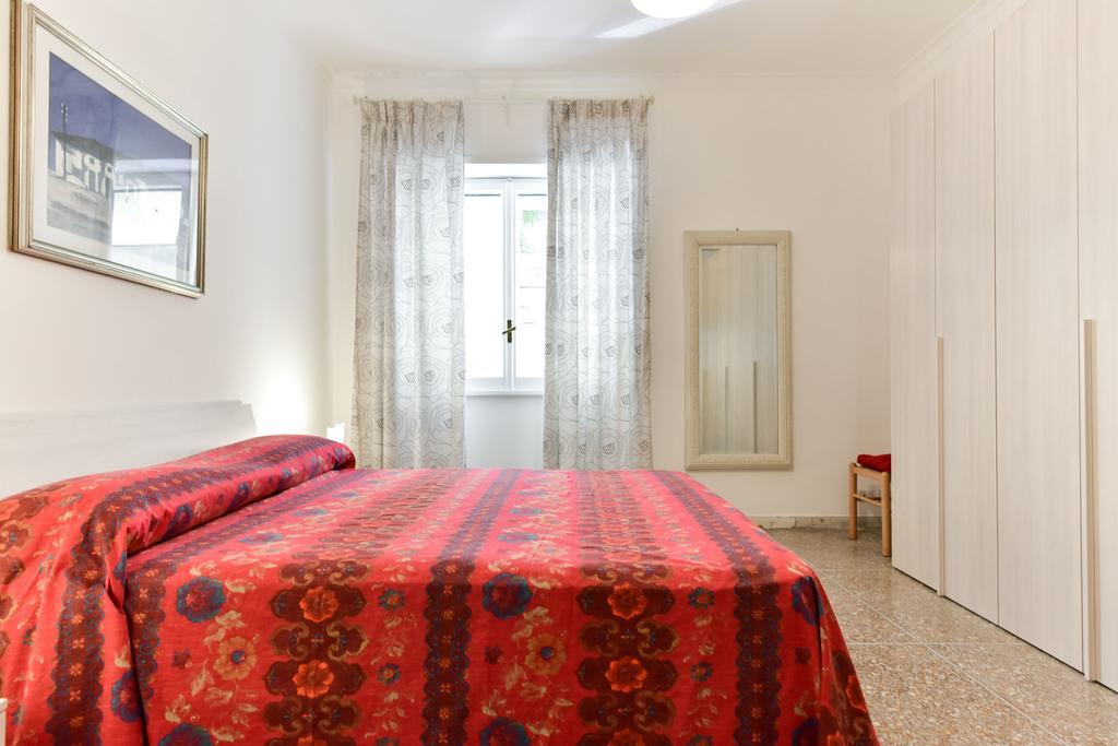 Red & White Vatican Apartment Rom