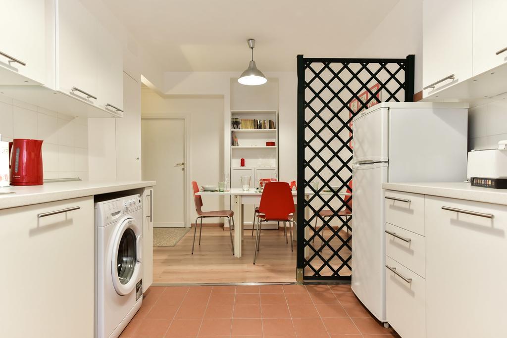 Red & White Vatican Apartment Rom