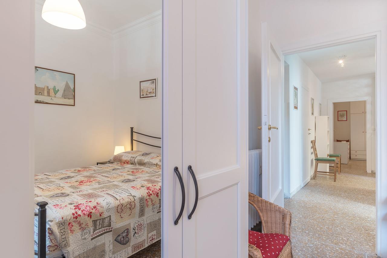 Apartment Red & White Vatican Rom